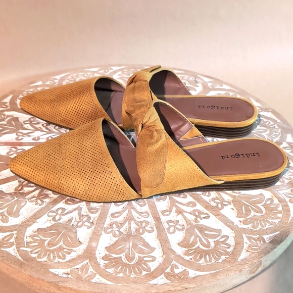 Indigo rd is mustard yellow flats - Picture 6 of 9